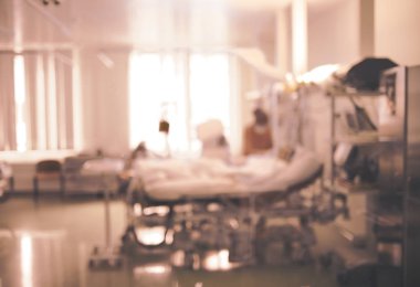 Tıbbi hemşire kritik hasta yoğun bakım ünitesinde odaklanmamış arka plan önemser.