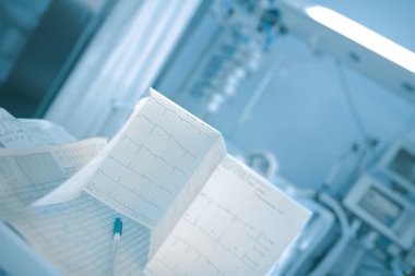 Hastane koğuşunda masada tıbbi kağıtları.