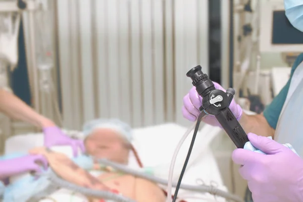 Ärzteteam Bereitet Sich Auf Bronchoskopischen Eingriff Zum Patienten Icu Vor — Stockfoto