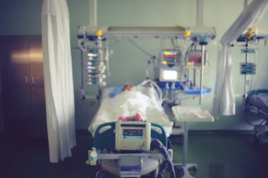 Hastane yatak ve yalancı ağır sağlıksız hasta koğuşunda. Klinik arka plan bulanık