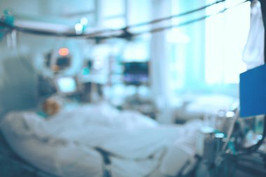 Yoğun bakım biriminde odaklanmamış sağlık arka plan gözetiminde bilinçsiz hasta.