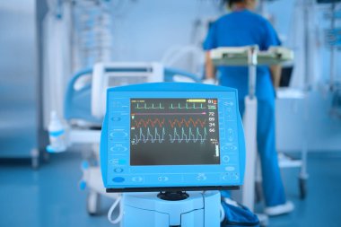 EKG monitör personel çalışması sırasında hastane koğuşunda cihazla
