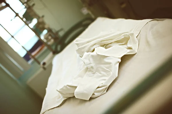 Άδειο Εγκαταλελειμμένα Κρεβάτι Κλινοσκεπάσματα Rumpled Ένα Θάλαμο Νοσοκομείου — Φωτογραφία Αρχείου