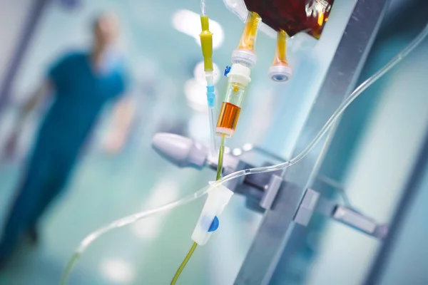 Botella Gota Con Una Solución Colgando Sala Pasillo Del Hospital — Foto de Stock