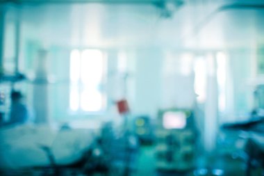 Yoğun bakımda bulanık yataklar ve çalışan personel ile odaklanmamış arka plan