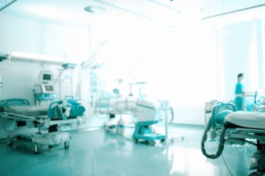 Parlak güneşli acil servis, odaklanmamış arka plan.