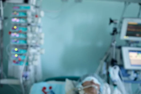 Patient unter Beobachtung im Icu, unfokussierter Hintergrund — Stockfoto