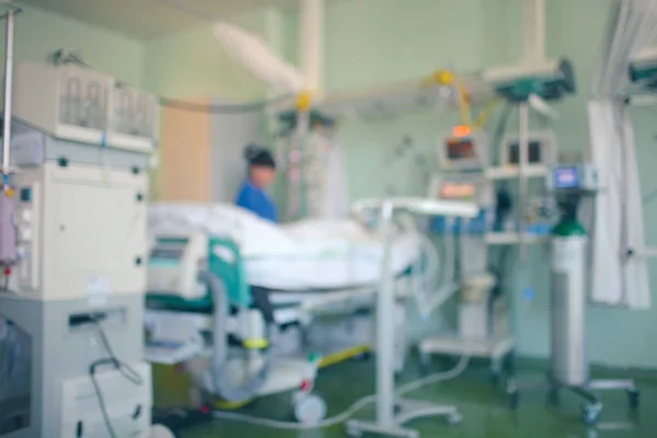 Paciente gravemente enfermo cercado por tecnologias médicas na UTI — Fotografia de Stock