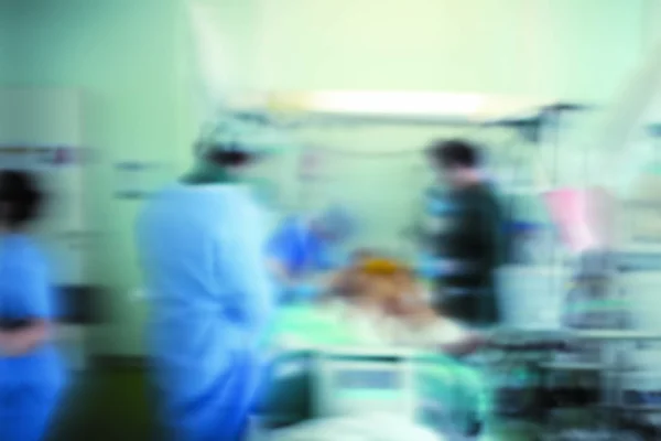Ongerichte achtergrond met medisch team werken met bewusteloze patiënt — Stockfoto