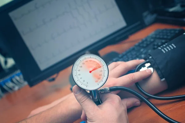 Médico encontrou no paciente um aumento da pressão arterial para um nível crítico — Fotografia de Stock