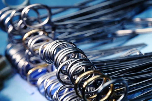 Instrumentos cirúrgicos colocados em uma mesa estéril antes da cirurgia — Fotografia de Stock