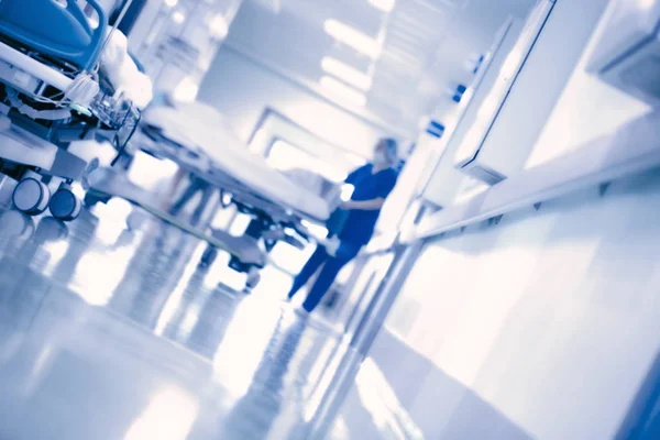 Nurse transporting the patient on a gurney to the operating room — Stock Photo, Image