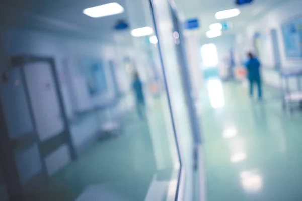 Medical worker walks along the corridor of the hospital during n — Stock Photo, Image