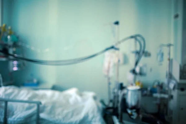 Silueta de un paciente en una pequeña habitación conectada al soporte vital — Foto de Stock