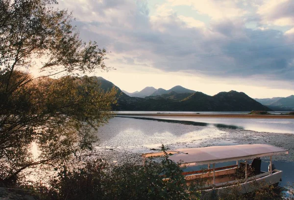 Jezioro Górach Jest Zalany Światło Słoneczne — Zdjęcie stockowe