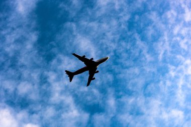 güzel açık siluet beyaz kabarık ışık cirrus bulutlar, arka planı mavi gökyüzünde uçağın seyahat uçak, uzun mesafe uçuşlar, yeni teknolojiler, yüksek hızlı taşıma