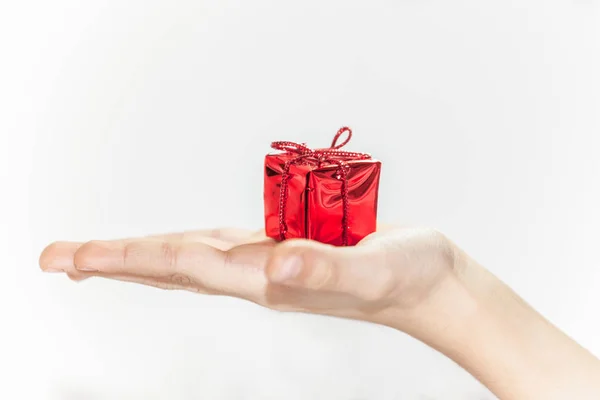 Menino Segurando Pequena Caixa Presente Vermelho Nas Mãos Para Crismas — Fotografia de Stock