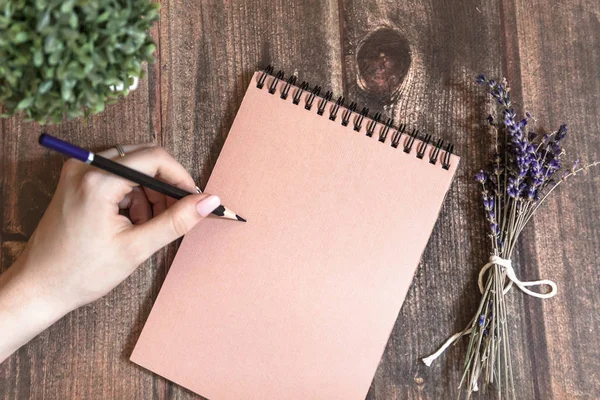 Wünsche Auf Altpapier Schreiben Linkshändig Romantischer Arbeitsplatz Blumen Und Pflanzen — Stockfoto