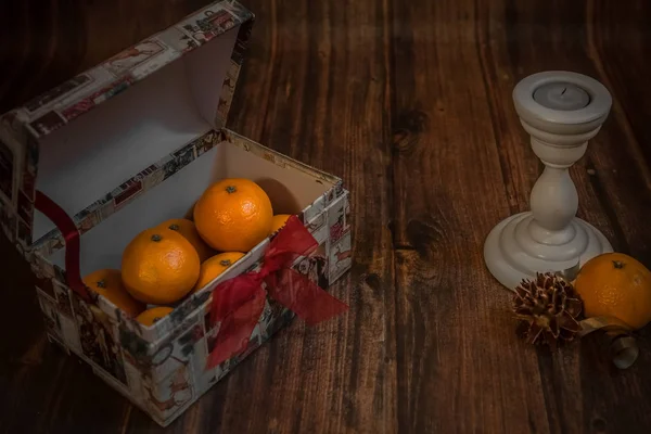 Világos Narancssárga Mandarin Karácsonyi Díszdoboz Gyertya Fából Készült Háttér — Stock Fotó