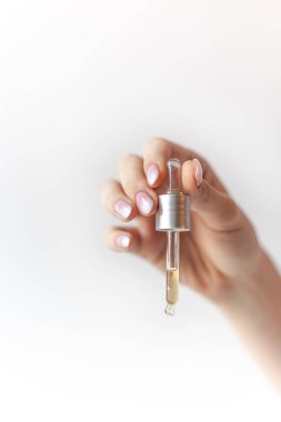 Pipet kadın elinde, deneyler ve analiz eder ve denemeler, Anti-aging yordamlar, Anti-aging ajan, anti-kırışıklık tedavisi