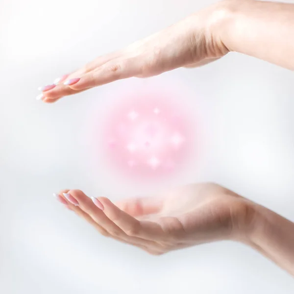 Ροζ Μαγική Μπάλα Στα Χέρια Βολίδα Μεταξύ Των Χεριών Νέοι — Φωτογραφία Αρχείου