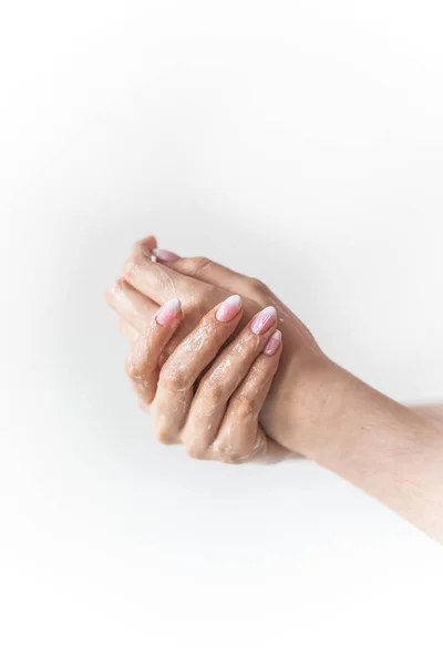 用肥皂洗手 护理娇嫩的女性皮肤 抗衰老护理 漂亮的手 双手在泡沫 — 图库照片