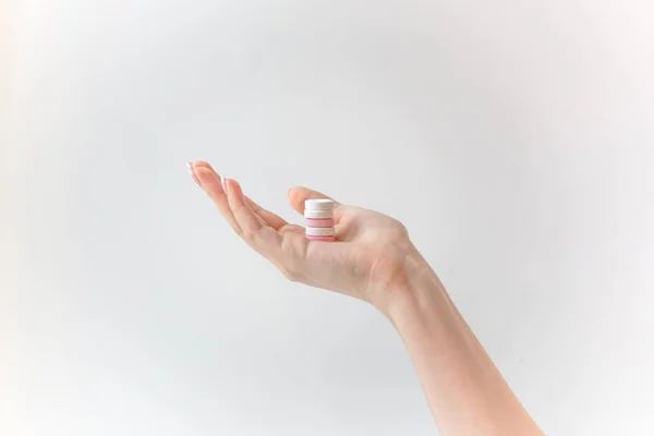 Много Таблеток Руке Белые Розовые Круглые Таблетки Ладони Женщины — стоковое фото