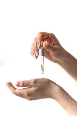 Kadınların elleri tutun bir pipet, yağı, Cilt Bakımı, gençleştirici etkisi, hilauroonic asit