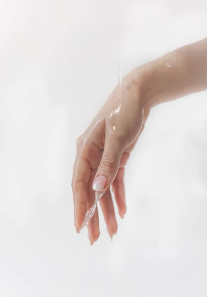 Wasser Fließt Auf Der Hand Durch Die Finger Wassertropfen Fließen — Stockfoto