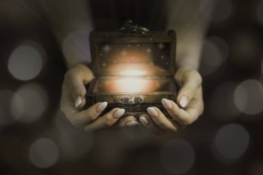 ellerde, küçük göğüs, eller, rüyalarda ışıklarını açık ahşap sihirli kutu inanıyorum mucizesi