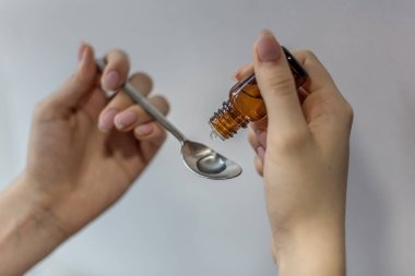 Damlalık ve kaşık, tıp instument, doz tedavi için holding eller