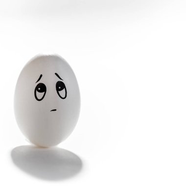 üzgün yüz islolated beyaz arka plan üzerinde yumurta