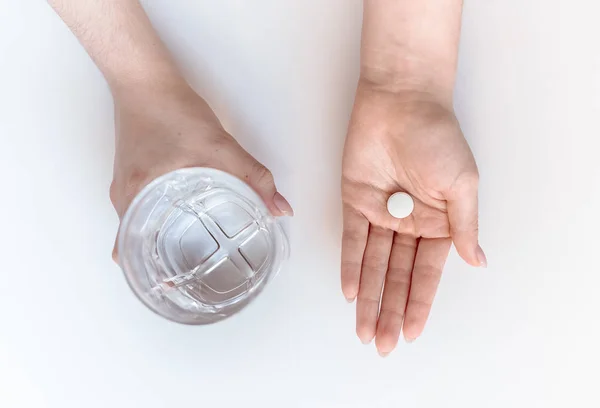 Manos Aisladas Sobre Fondo Blanco Píldora Vaso Agua Tableta Para — Foto de Stock