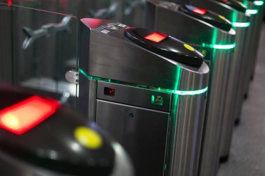 Tren İstasyonu veya metro girilen insanları kontrol, kırmızı ve yeşil ışık, gerekli bileti, mutat hayat, otomatik açık ve kapalı kapılar yeni teknolojiler için otomatik bariyer