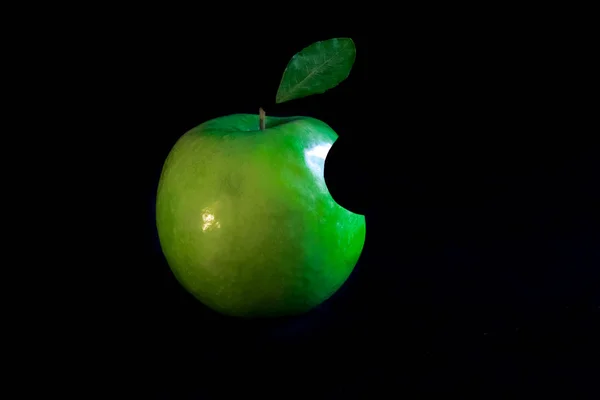 Zielony Nadgryzione Jabłko Czarnym Tle Zielony Liść Symbol Apple — Zdjęcie stockowe