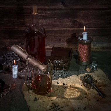 Tablo bir korsan, ROM veya viski, bir şişe ve cam, vintage harita, mumlar ve hazineleri, Sigara için boru