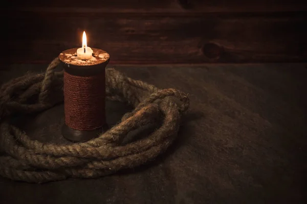 Стара Свічка Мотузка Столі Піратів Місце Тексту Справжнє Полум Камінь — стокове фото
