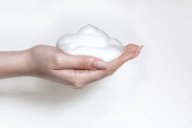 Beyaz köpüklü eller, saç köpüğü, insan için köpük, beyaz desenli, beyaz arka planda izole edilmiş sabun dolu bir el.