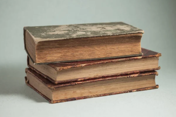 Három Régi Könyvek Kék Háttér Öreg Könyvek Sárga Papírra Oldalt — Stock Fotó