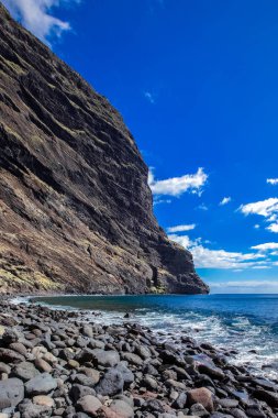 okyanusun büyük bir kayanın üzerinde arka plan mavi gökyüzünün kayalık sahil çakıl plaj, sakin deniz, deniz manzarası