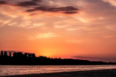 nehir bankada gündoğumu, güzel gökyüzü günbatımı renkleri, turuncu ve pembe tonları