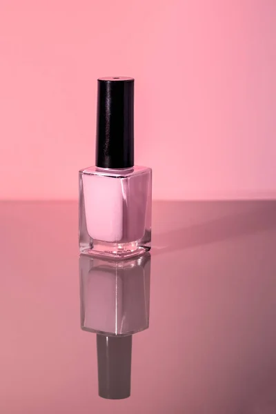 Esmalte Uñas Rosa Sobre Fondo Suavemente Rosa Gorra Negra Reflejo — Foto de Stock