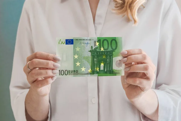Banknot 100 Euro Dziewczyna Posiada Gotówki Przed Nią Pieniądz Papierowy — Zdjęcie stockowe