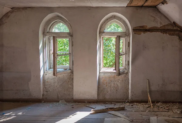 Białe Świeci Zabytkowe Stare Okno Starożytnej Białej Ścianie Cegły Opuszczonym — Zdjęcie stockowe