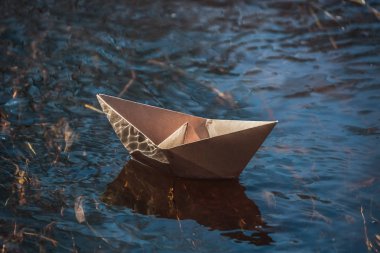su üzerinde kağıt tekne, zanaat kağıt, Origami Tekne, bir göl, akarsu, nehir içinde tekne fırlatma