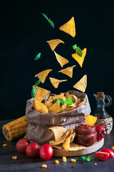 Kukorica Chips Esik Kézműves Papírzacskókat Bazsalikom Repülni Mellett Nachos Paradicsom — Stock Fotó