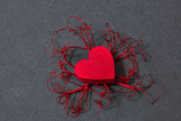 Corazón Rojo Madera Con Brotes Rojos Alrededor Sobre Fondo Gris — Foto de Stock