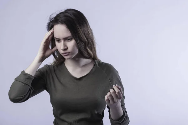 Het Meisje Houdt Haar Hand Haar Voorhoofd Hoofdpijn Moeilijke Problemen — Stockfoto