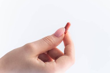 beyaz arka planda elinde kahverengi kapsül, parmaklarda ilaç, teklif hapları, güçlü antibiyotik, hap kadar yakın