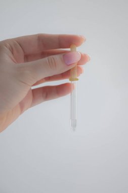 kadın elinde tıbbi sıradan pipet, berrak sıvı, kimyasal testler ve deneyler, içme suyu, temiz su